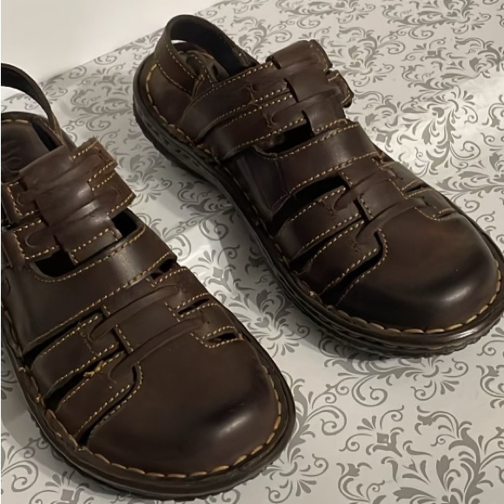 Born boys strapped sandals, size 6